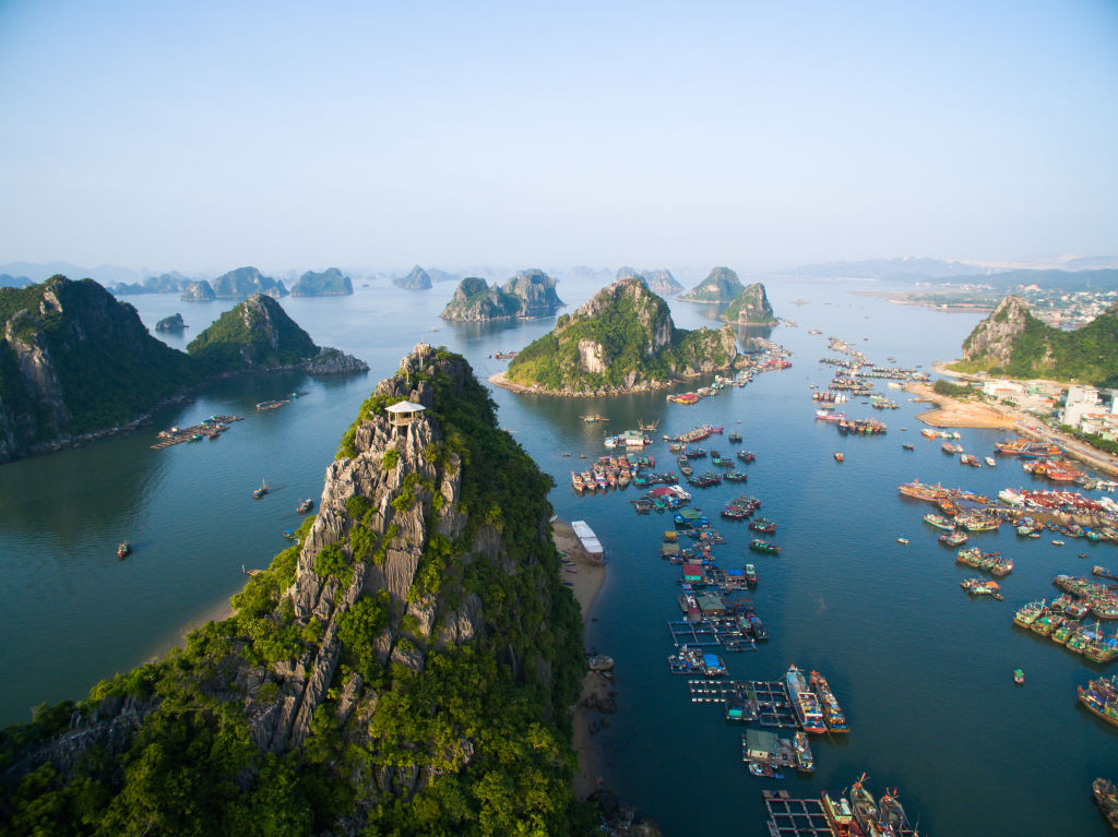 Blicka auf Halong Bay mit Booten, Vietnam