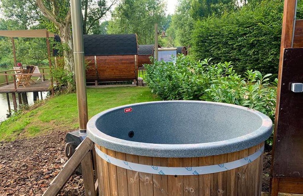 Tiny house aan het water met eigen hot tub | VakantiePiraten