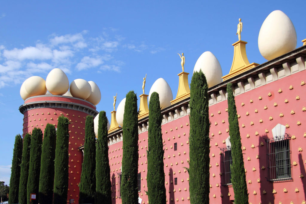 mediavault_images/Tram_4._Exterior_de_la_torre_i_mur_lateral_flanquejat_per_xiprers_del_Teatre-Museu_Dalí_a_Figueres._No_figura_um6xma