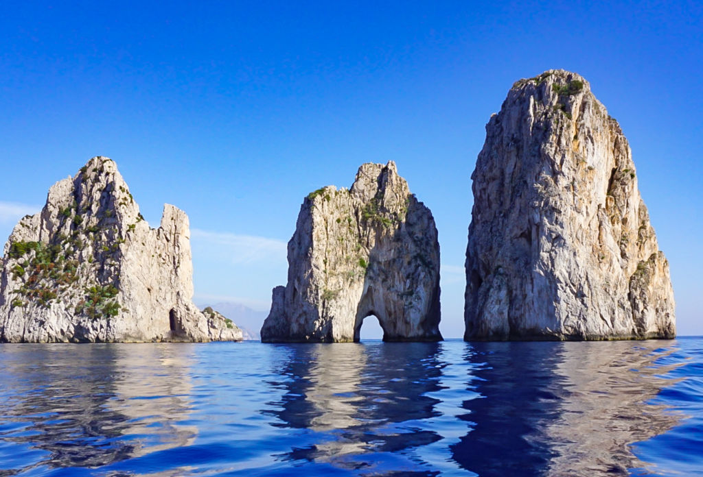 Faraglioni di Capri. Vista dei tre faraglioni dal mare blu