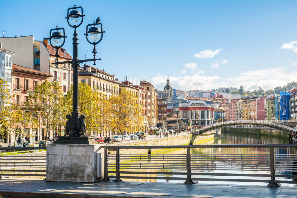 Uitzicht op de binnenstad en de bergen van Bilbao.