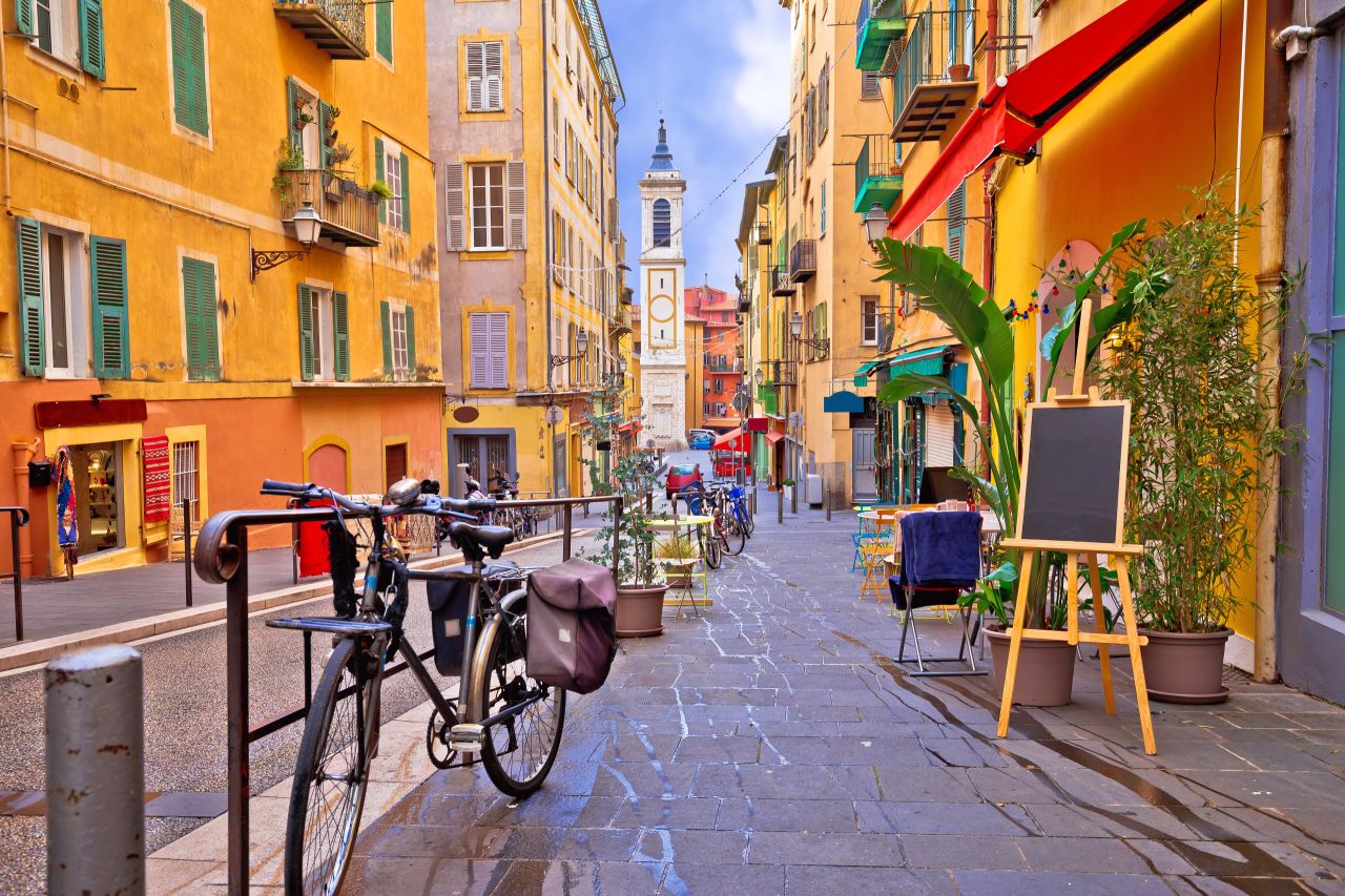 Eine schöne bunte Straße in Nizza