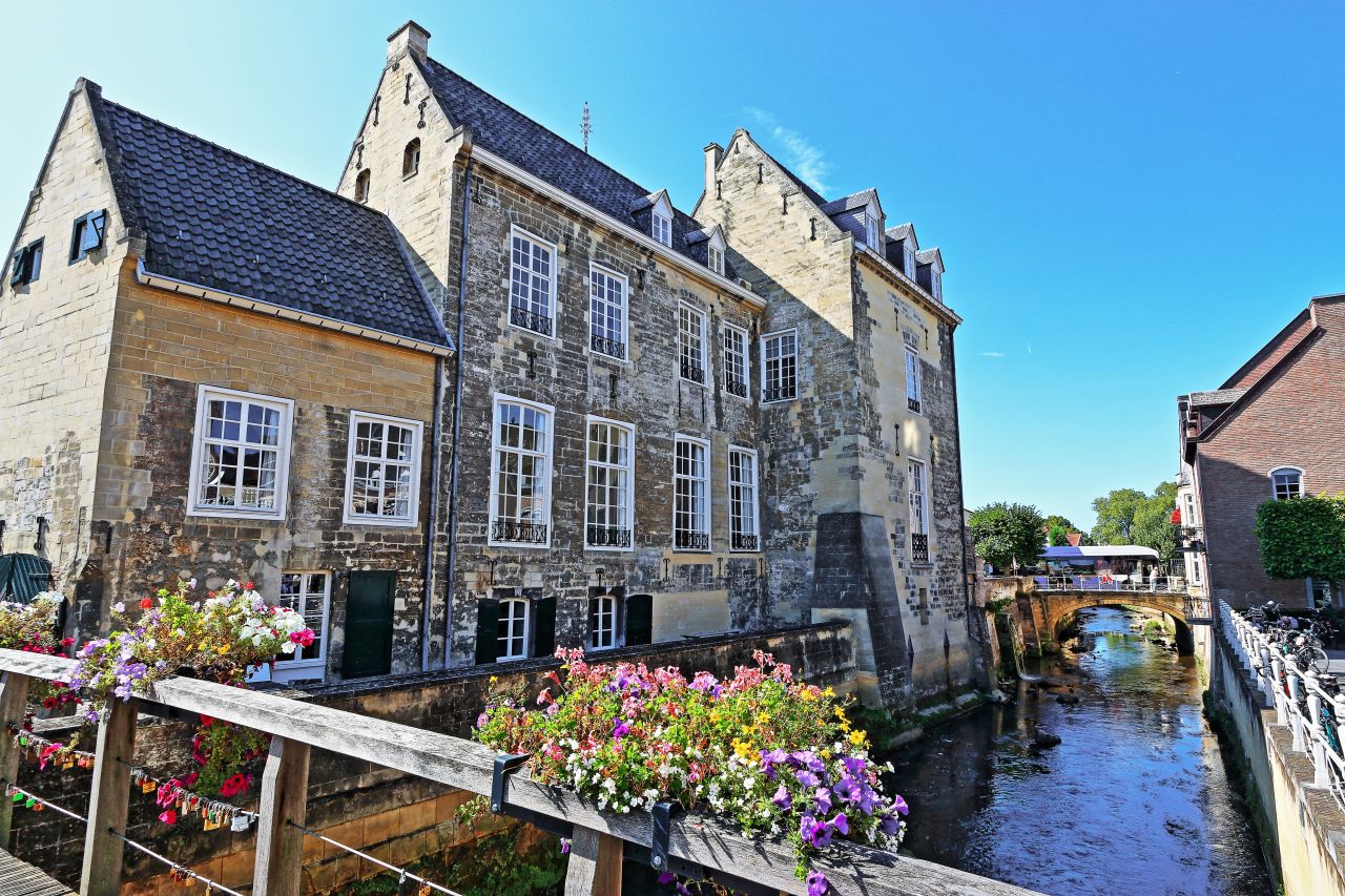 Brug met bloemen in Valkenburg