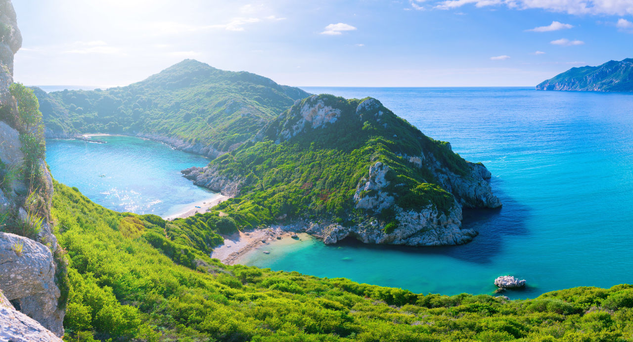 grün bedeckte Berge in Korfu am Meer