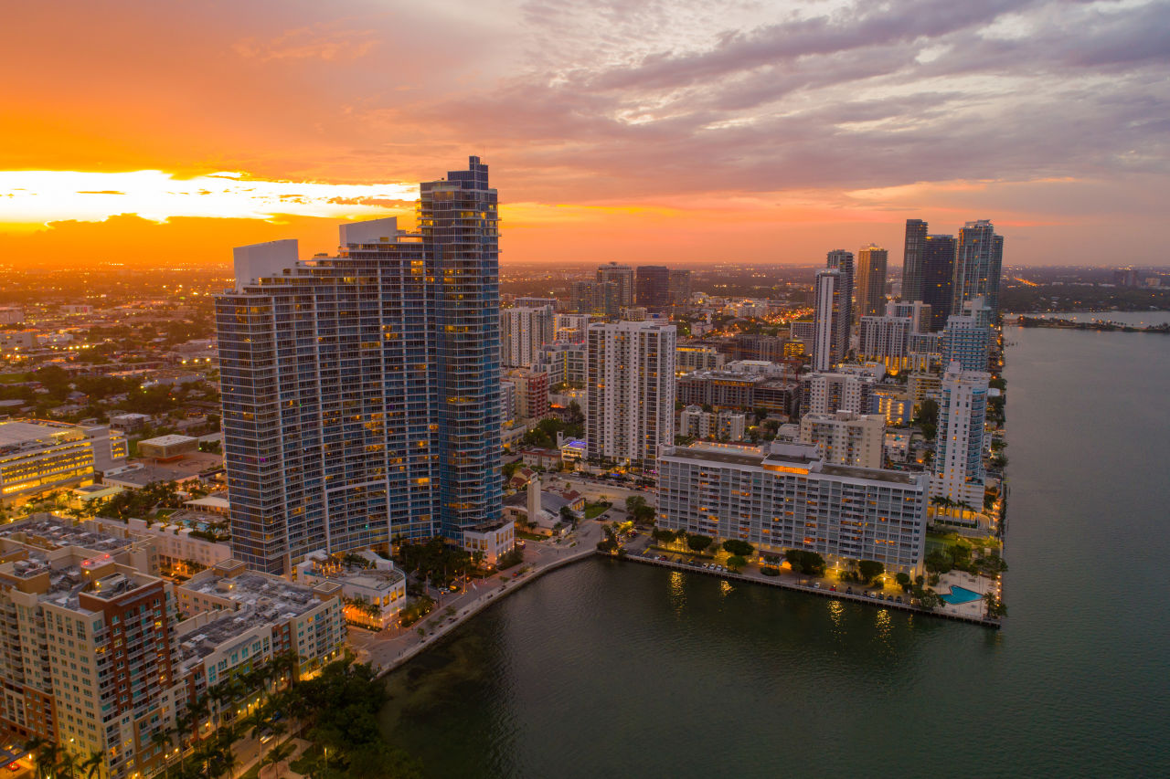 blick auf hochhäuser miami sonnenuntergang usa