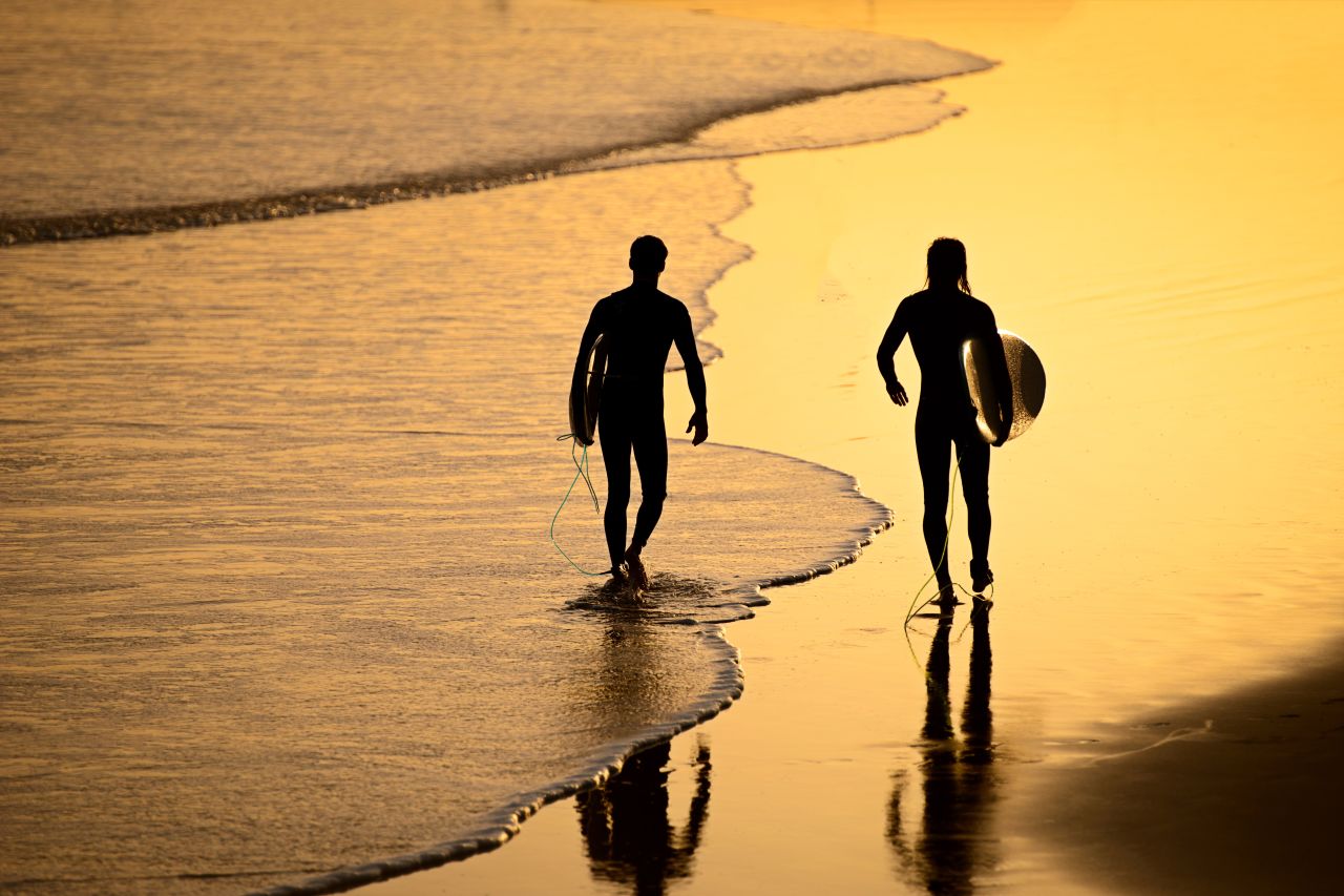 Surfers im Sonnenuntergang in Agadir, marroko