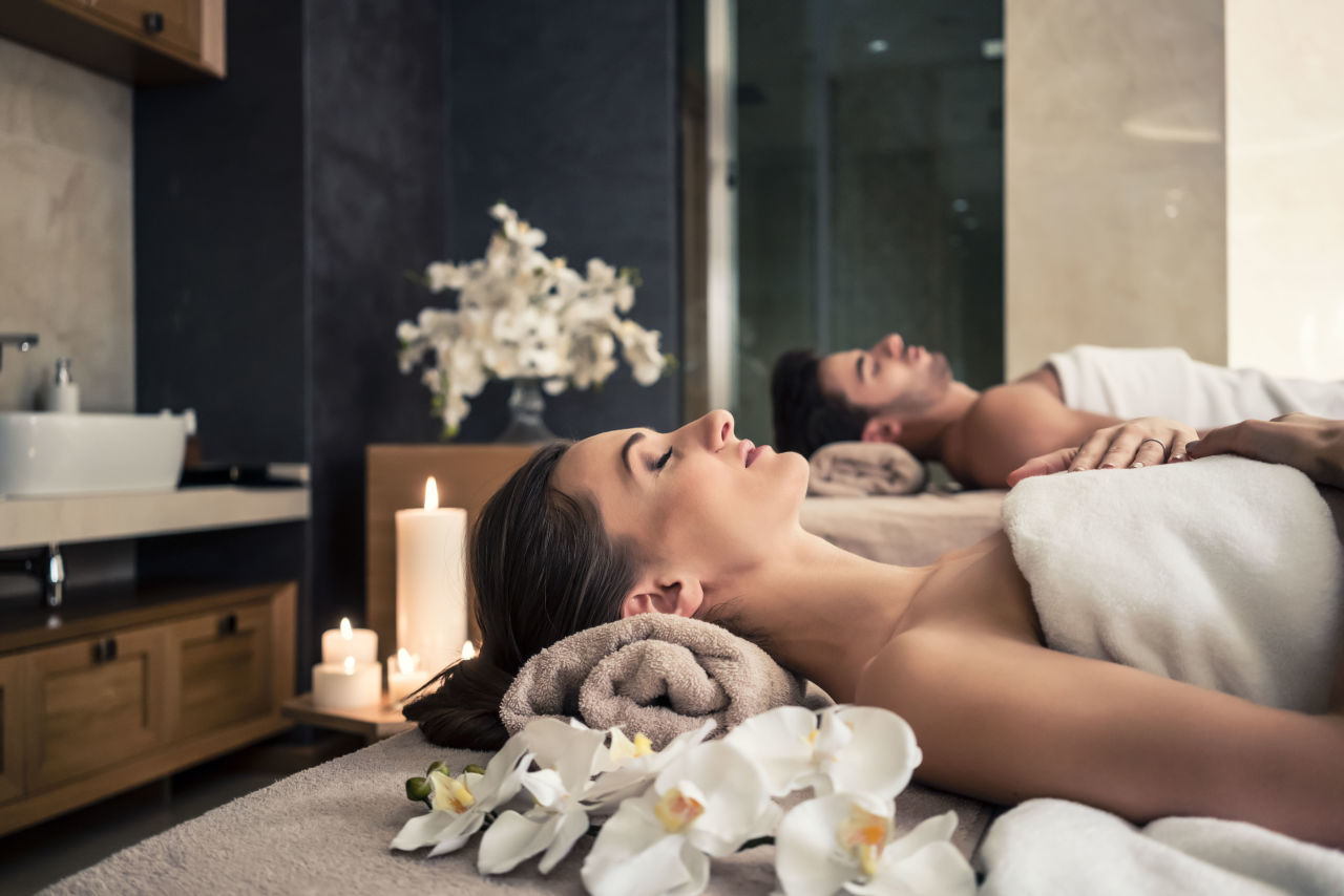 Pärchen im Wellnessurlaub beim Entspannen