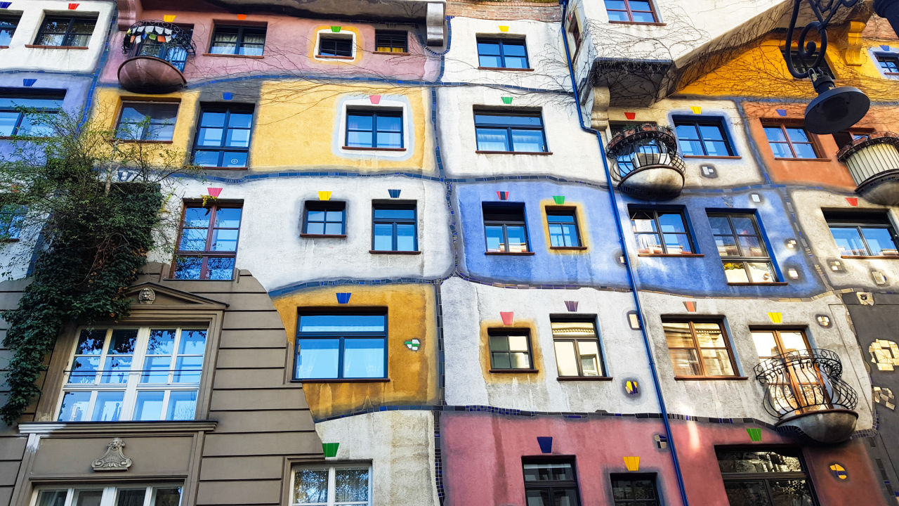 Fassade des Hundertwasserhauses und Museum in Wien