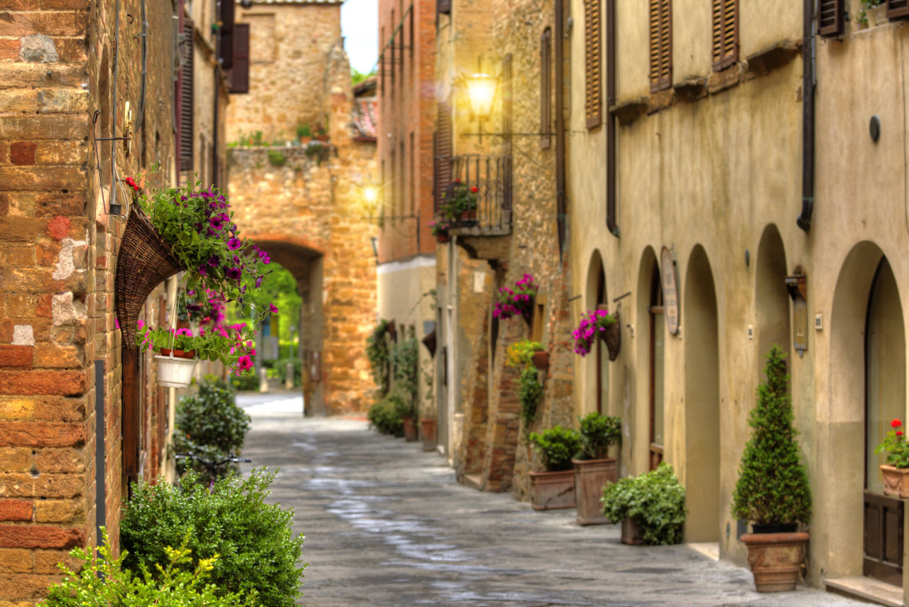 Straten van dorp in Toscane, Italië.