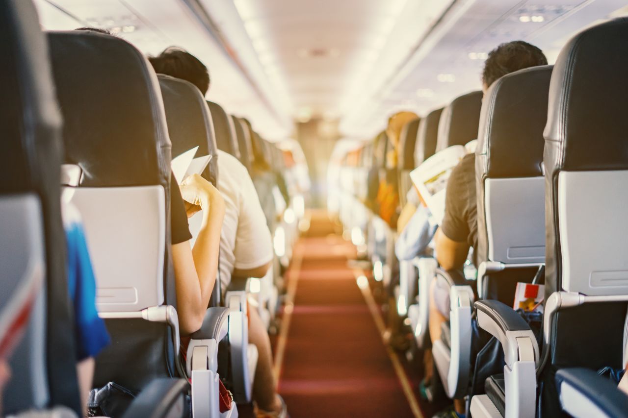 Passagiere in der Flugzeugkabine