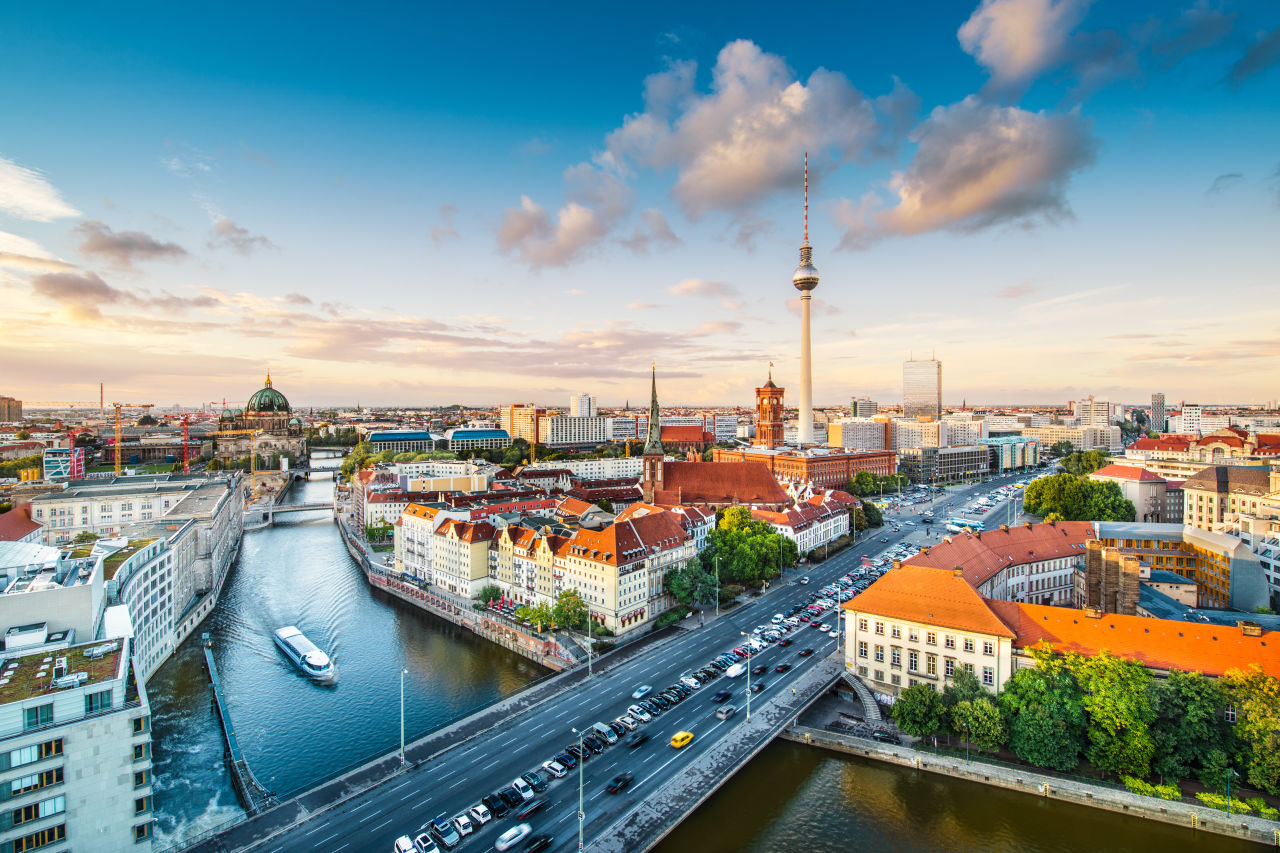 fernsehturm und die spree in berlin