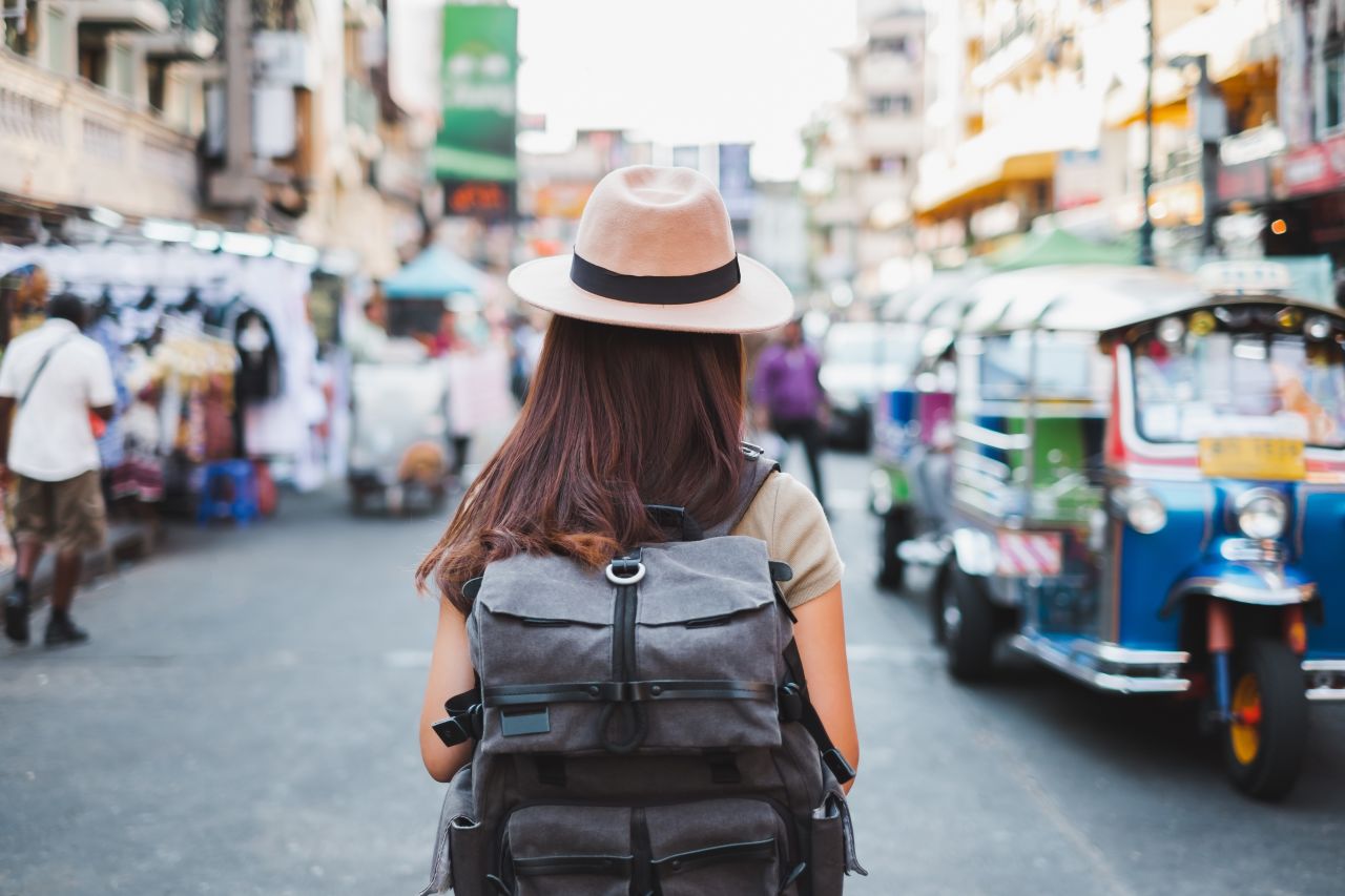 Frau mit Rucksack