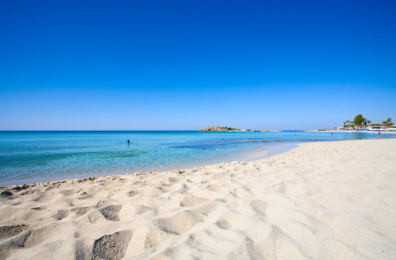 Sand Strand auf Zypern mit Meer