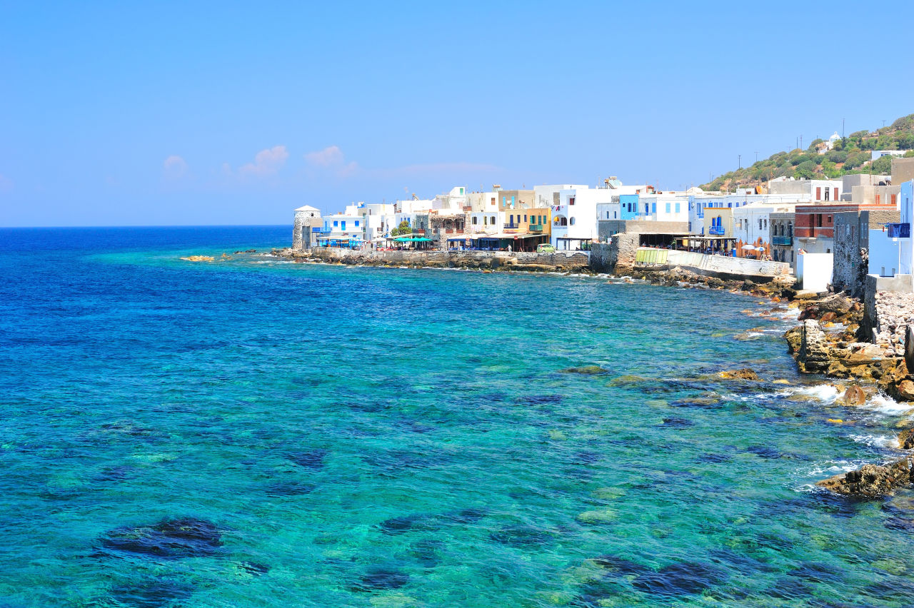 Weiss Häuser in einer Bucht auf Kos, Griechenland