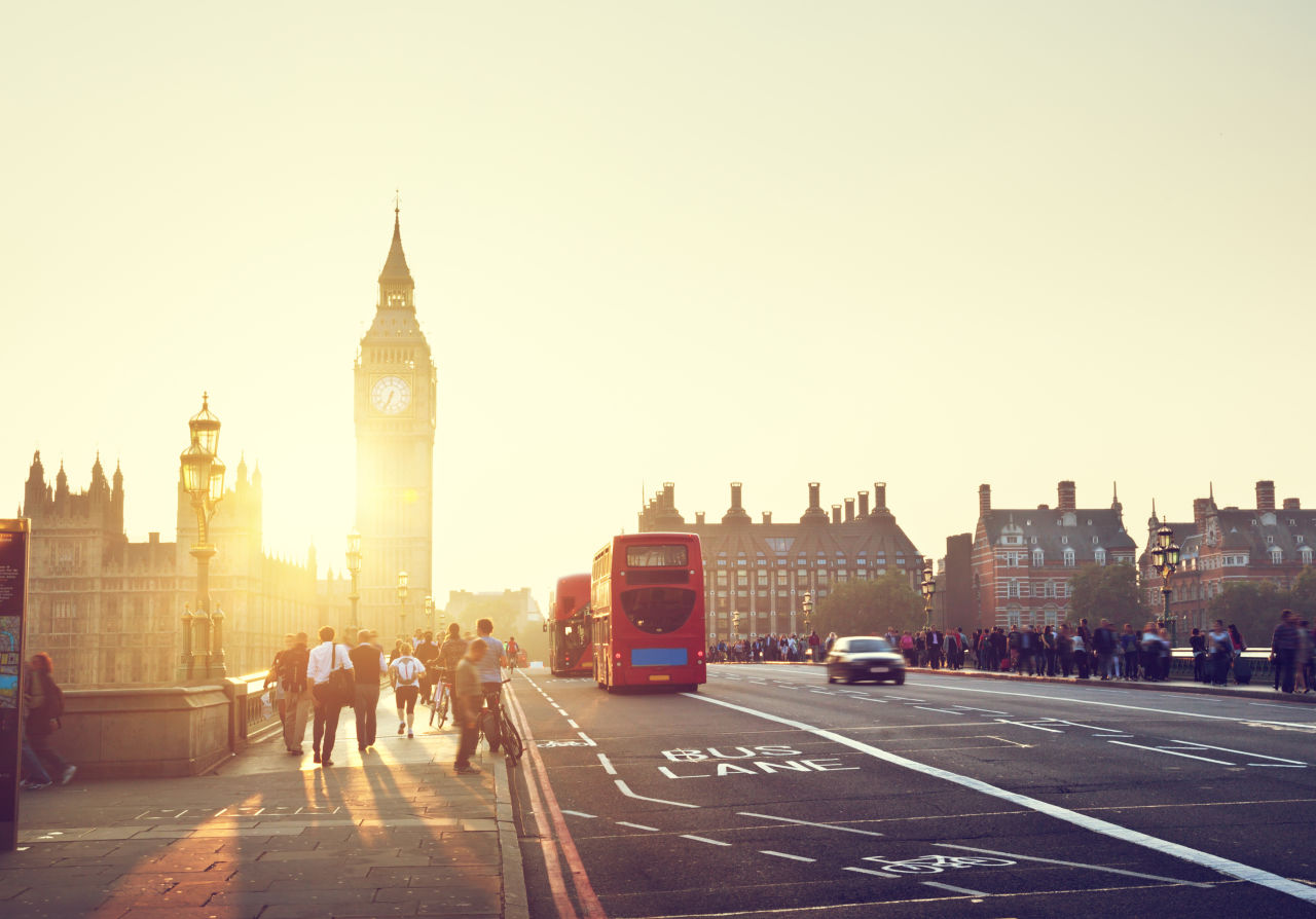 Straat in Londen met iconische rode bus