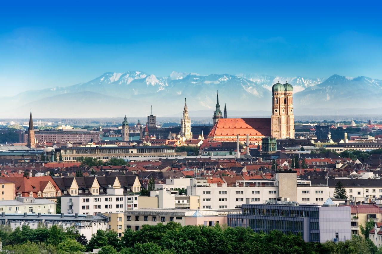 Skyline von München mit den Alpen im Hintergrund