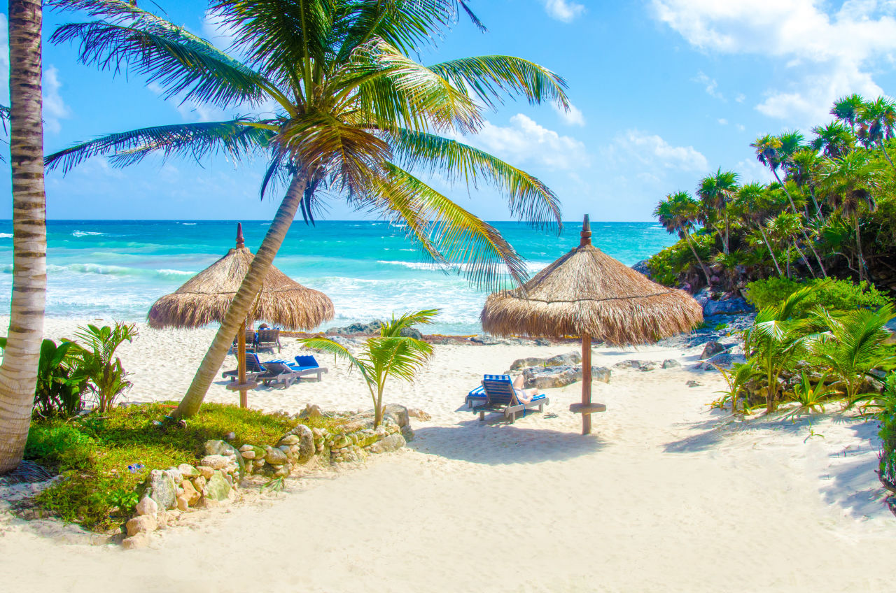 Tulum Strand mit Palmen Meer Mexiko