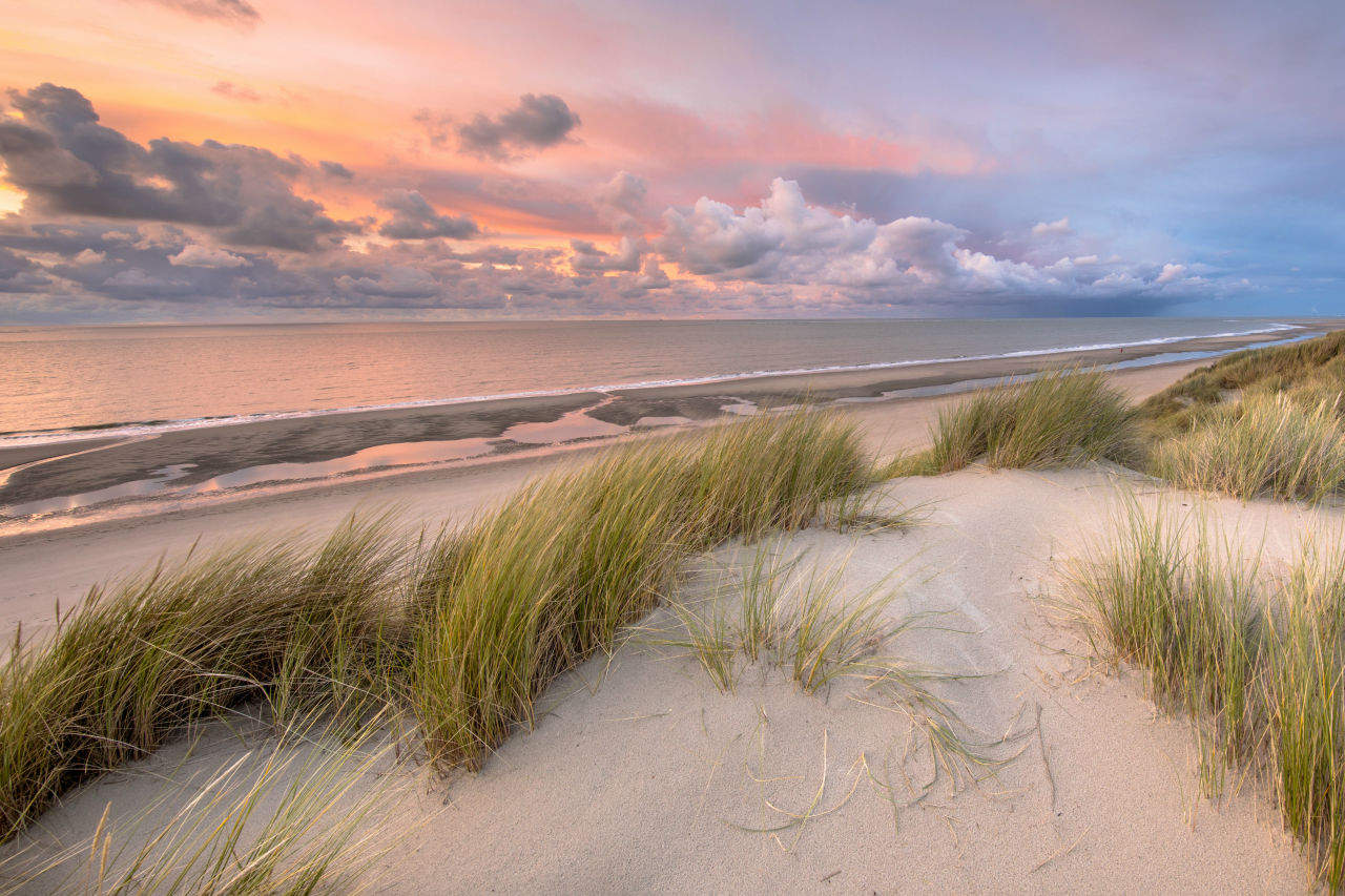 Strand in Zeeland bij zomerse zonsondergang