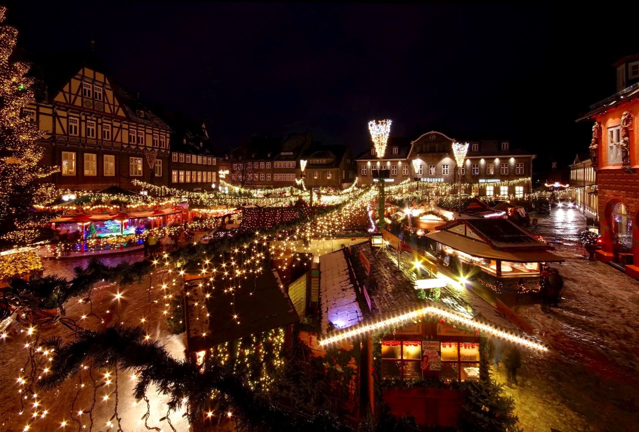 Bovenaanzicht van kraampjes en kerstverlichting op de kerstmarkt in Goslar, Duitsland.