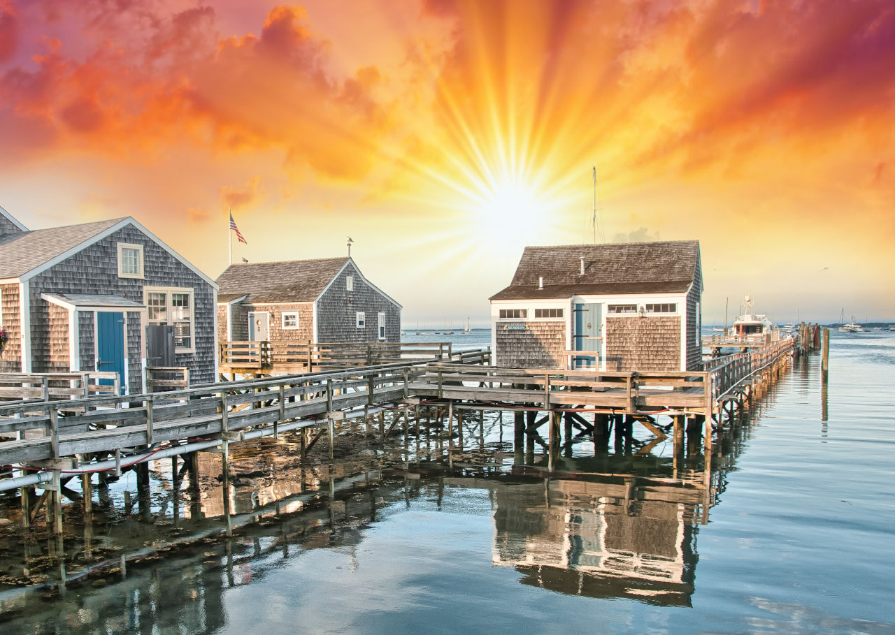 houses on the water in Nantucket