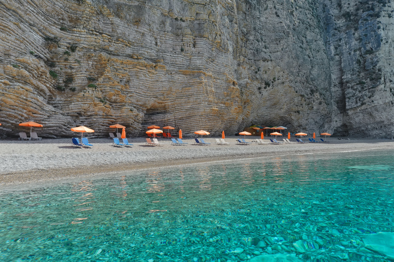Strand in Korfu mit glasklarem Meer