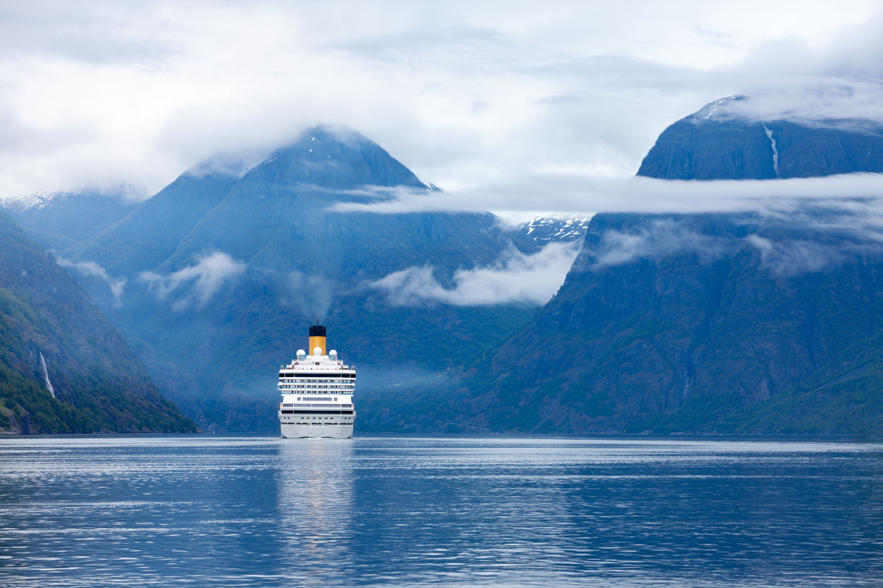 Kreuzfahrtschiff in den Fjorden von Norwegen