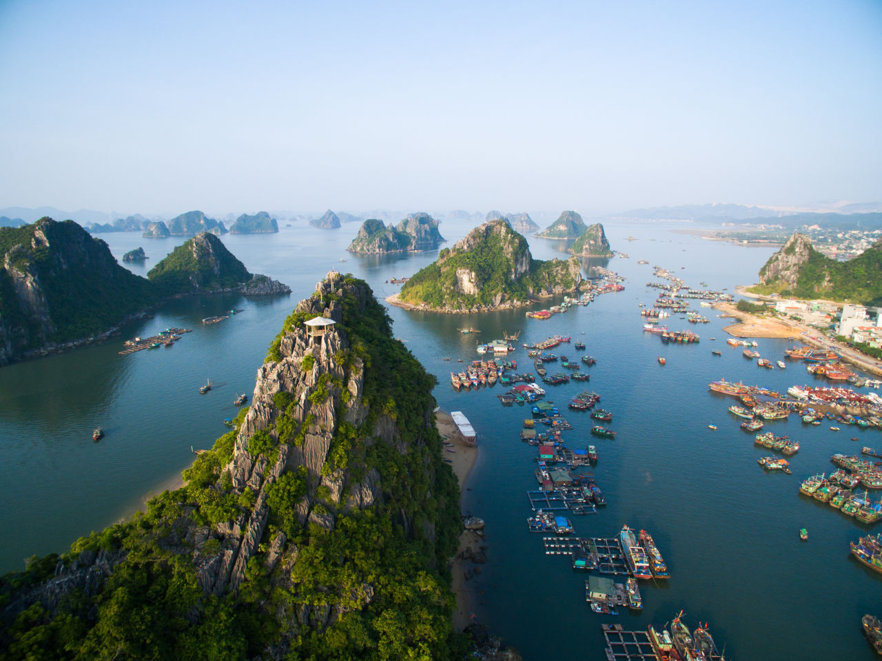 Blicka auf Halong Bay mit Booten, Vietnam