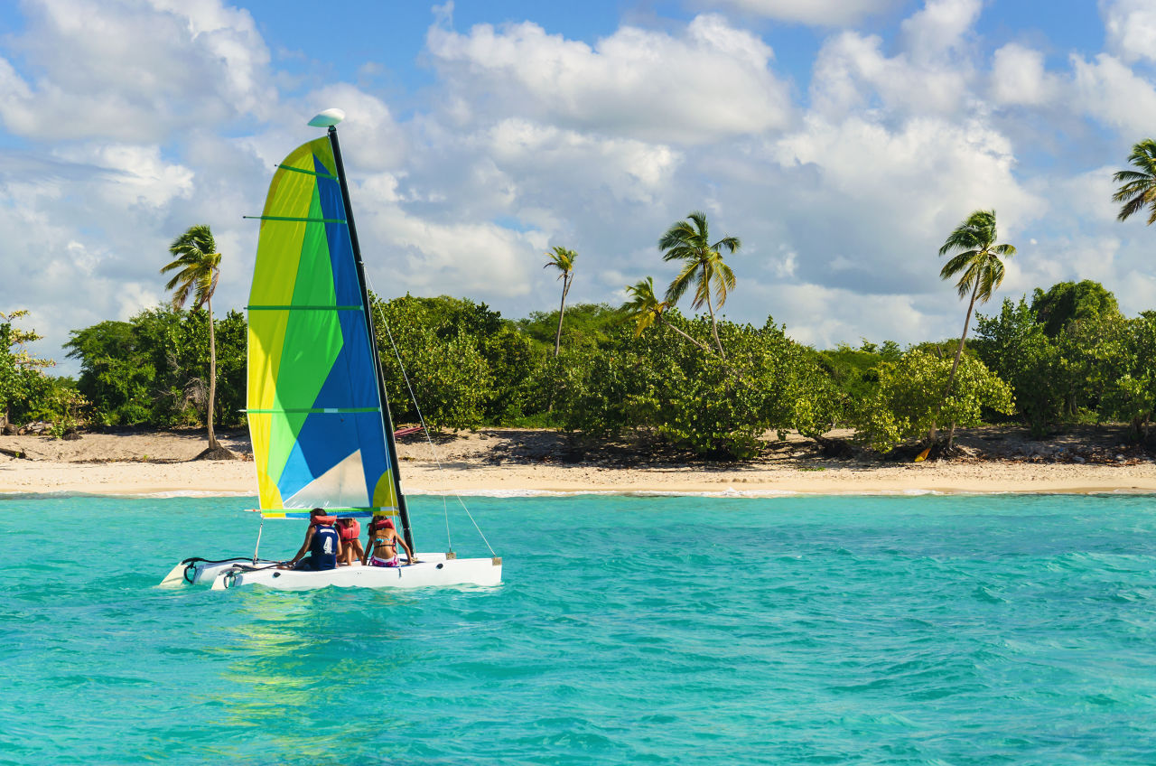 Catamaran sur l'eau azur en Martinique, France
