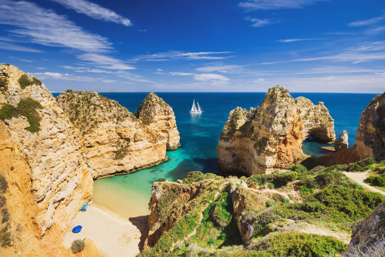 Uitzicht op zee in de stad Lagos aan de Algarve