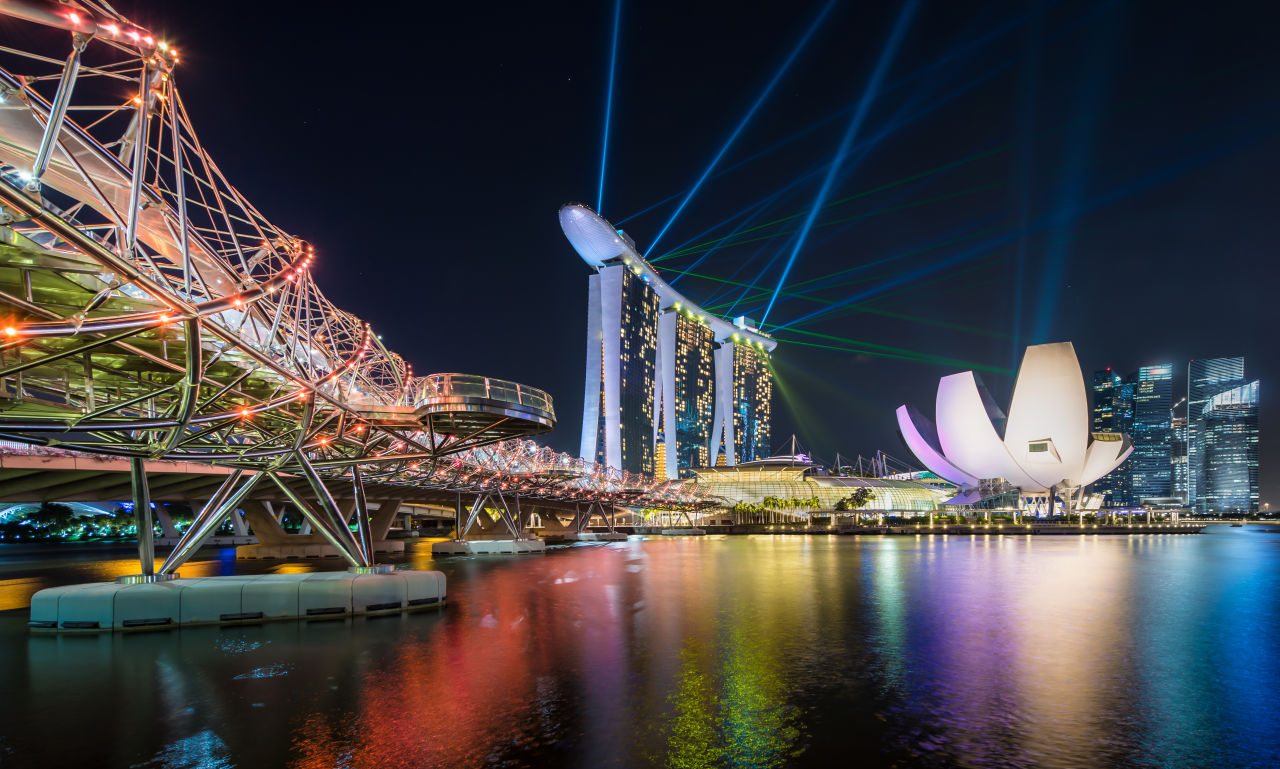 Singapur Bucht am Nacht aufgeleuchtet