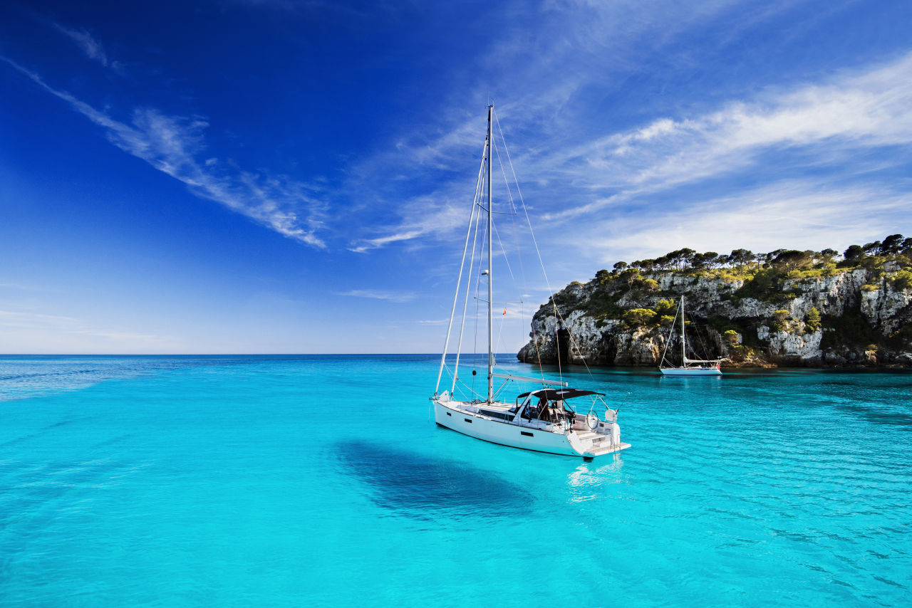 Yacht in einer Bucht vor Menorca