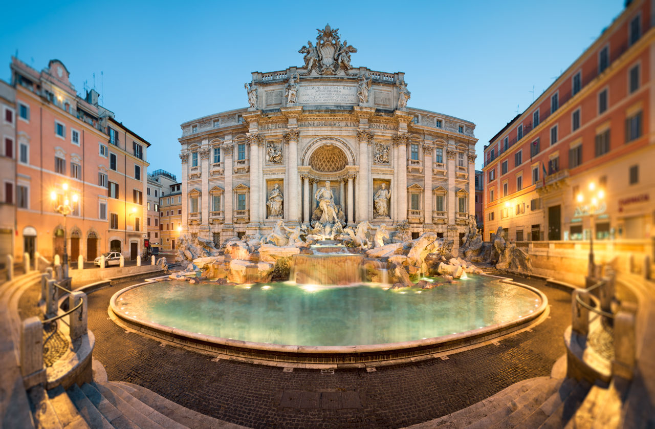 Trevi-Brunnen bei Sonnenuntergang in Rom, Italien