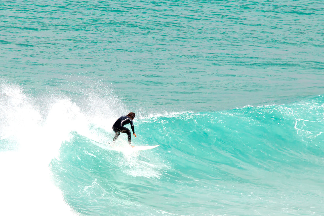 Surfer auf der Well in Marokko