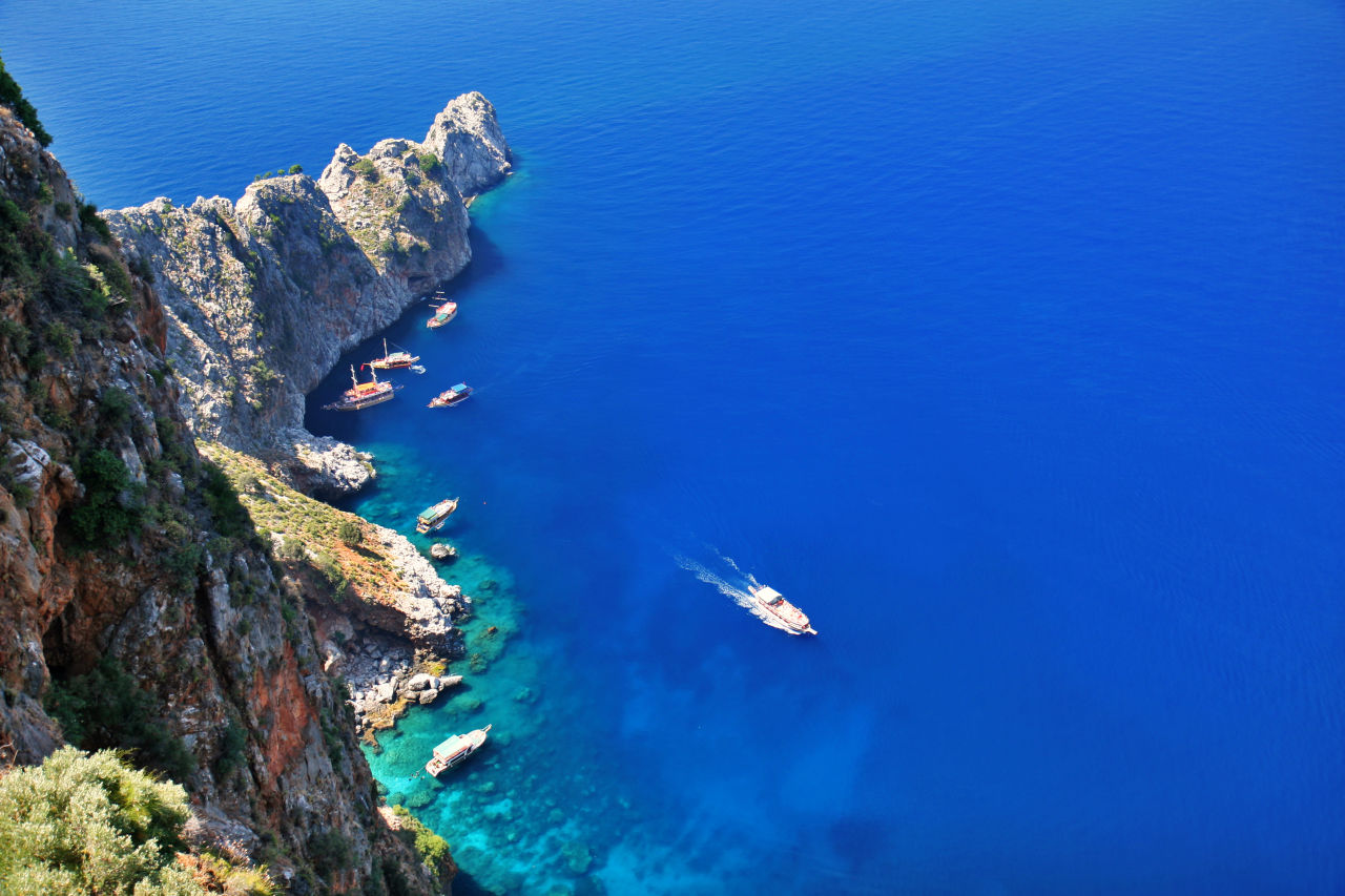 Kustlijn met azuurblauwe zee in Alanya tijdens de voorjaarsvakantie.