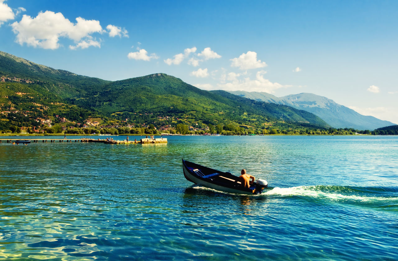 Bootje op het water in Noord-Macedonië