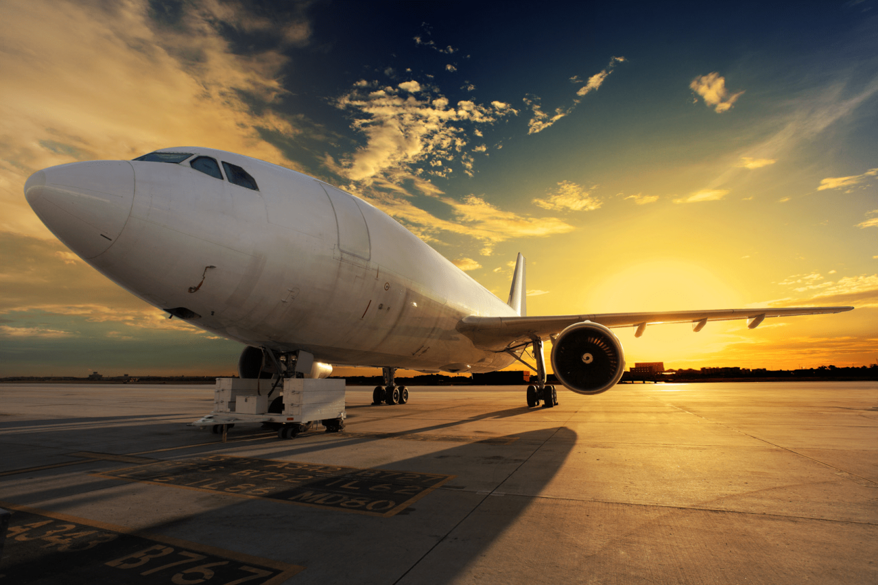 Flugzeug im Sonnenuntergang