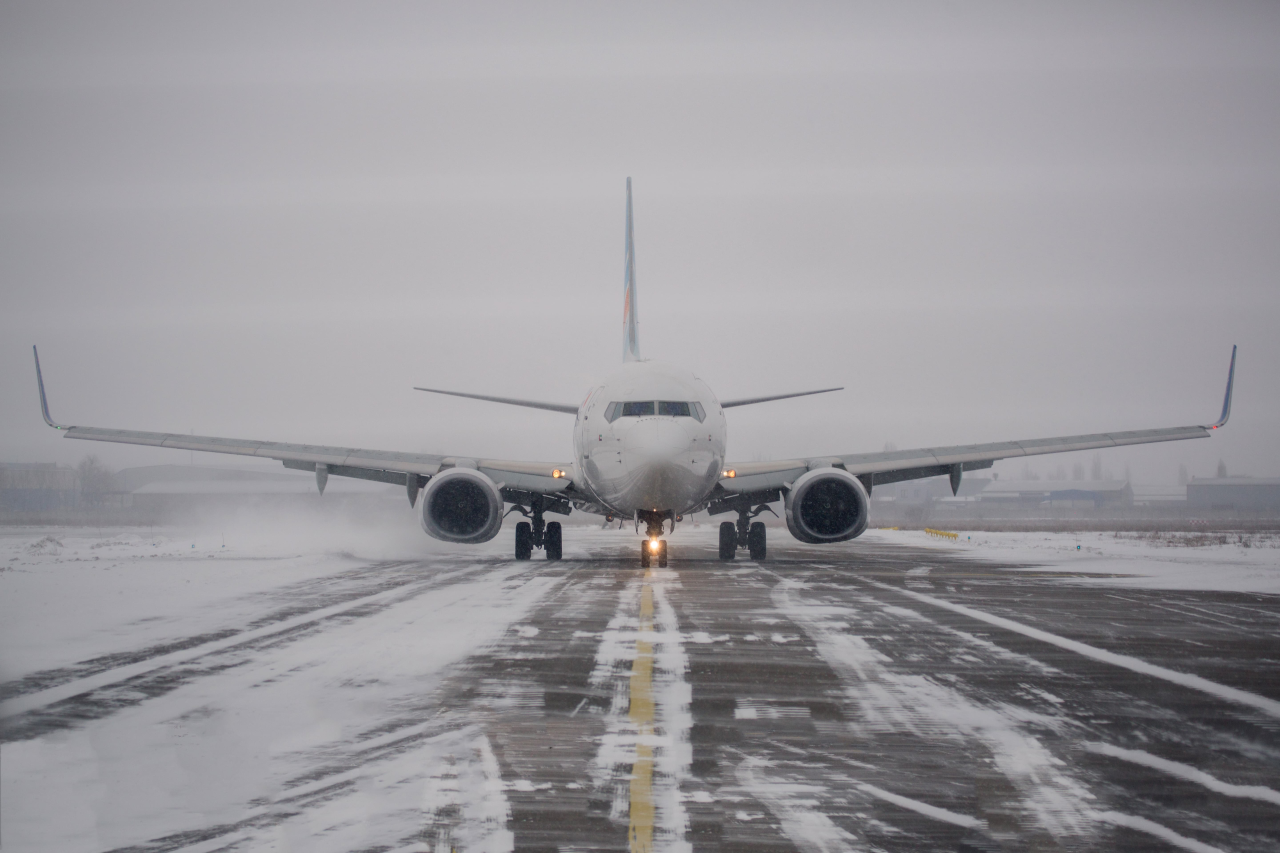 Flugzeug landet auf zugeschneiter Landebahn