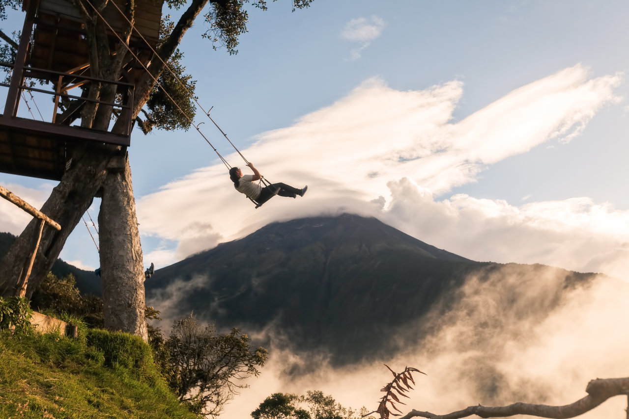 Une femme sur une balançoire dans les montagnes