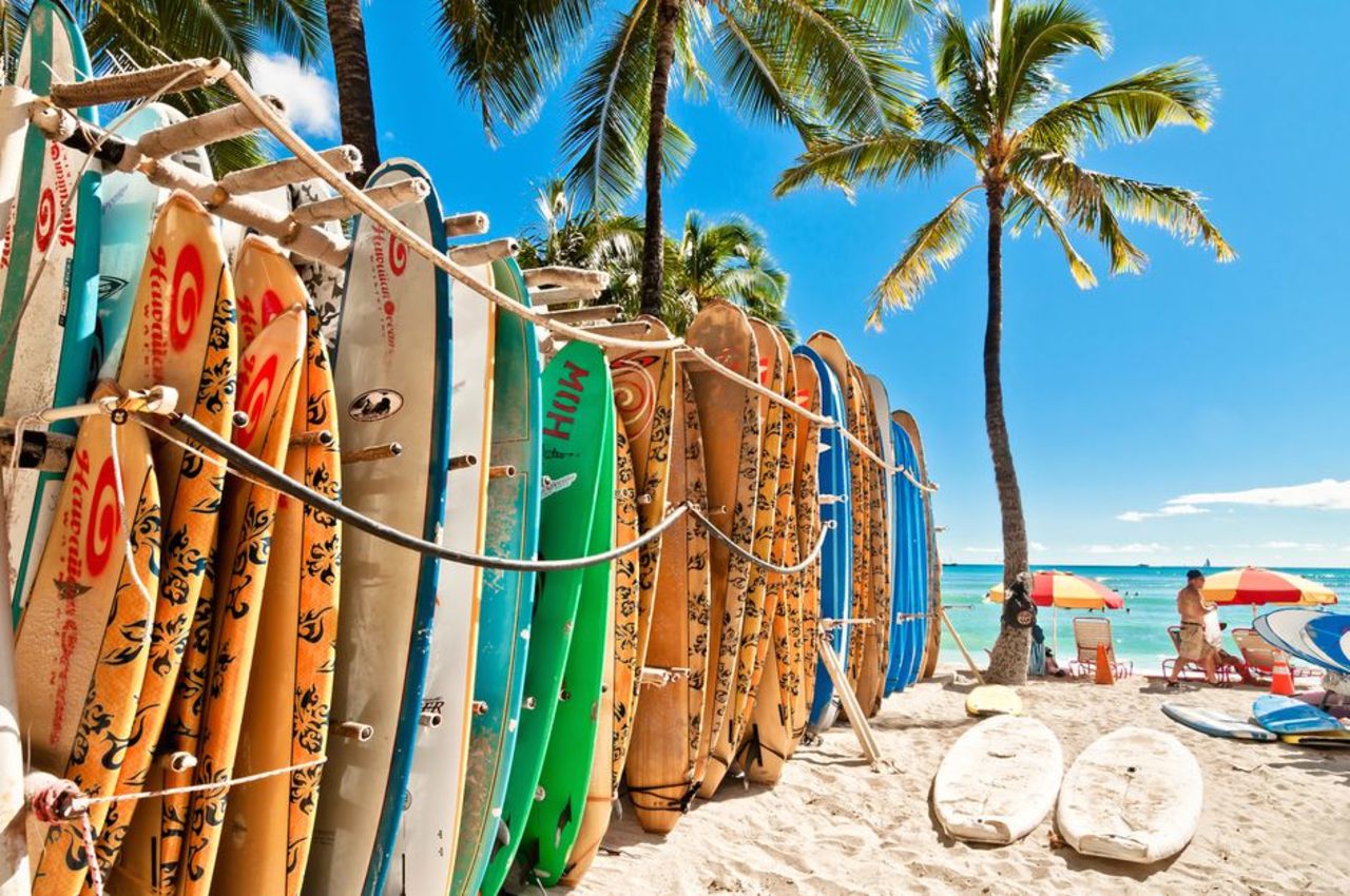 Surfplanken op het strand in Hawaii