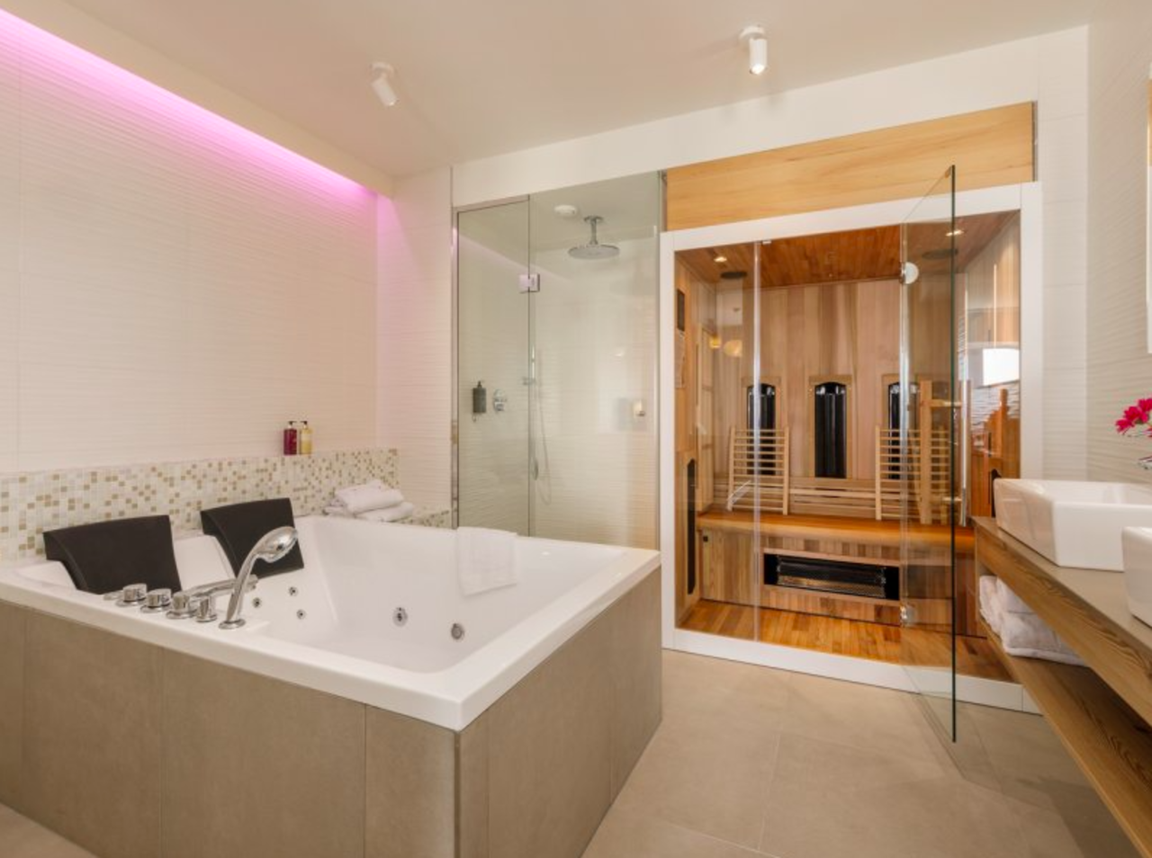 Badkamer met jacuzzi en sauna bij de wellness suite van Center Parcs Zandvoort