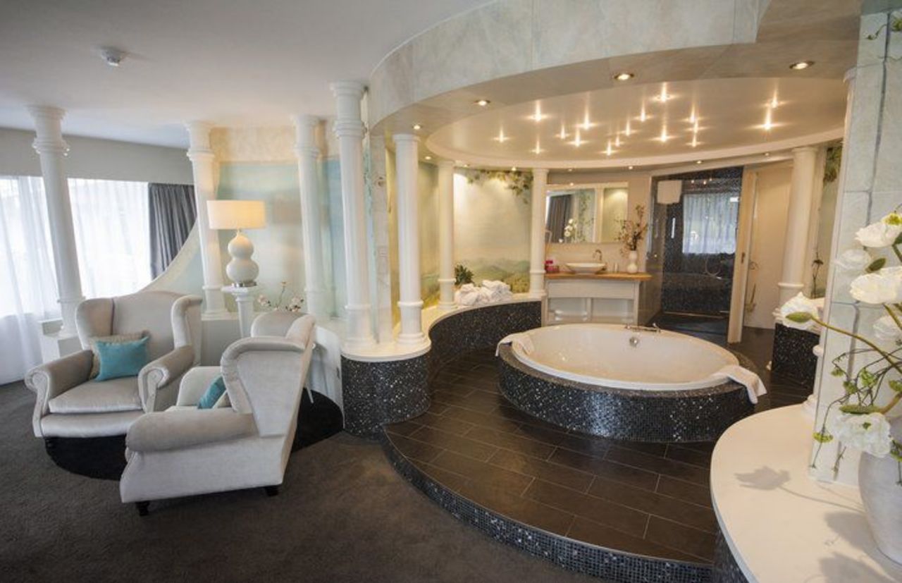 Luxe Delhi Suite met grote jacuzzi middenin de kamer bij Van der Valk Den Bosch