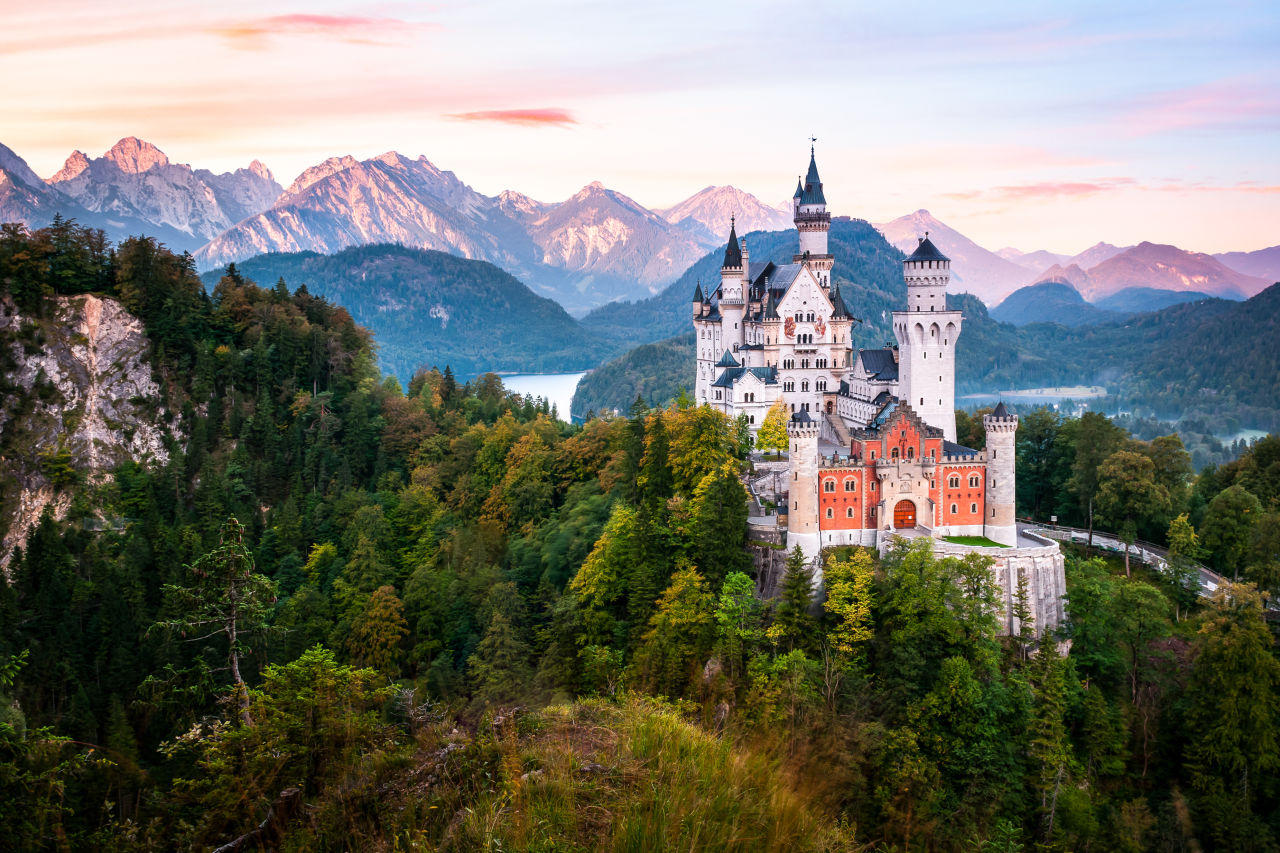Schloss Neuschwanstein mit Bergpanorama