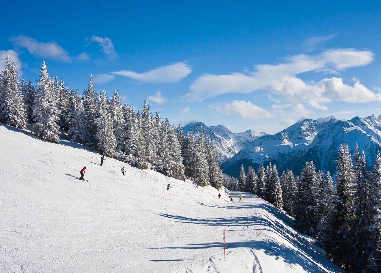 Skipiste mit Skifahrenden