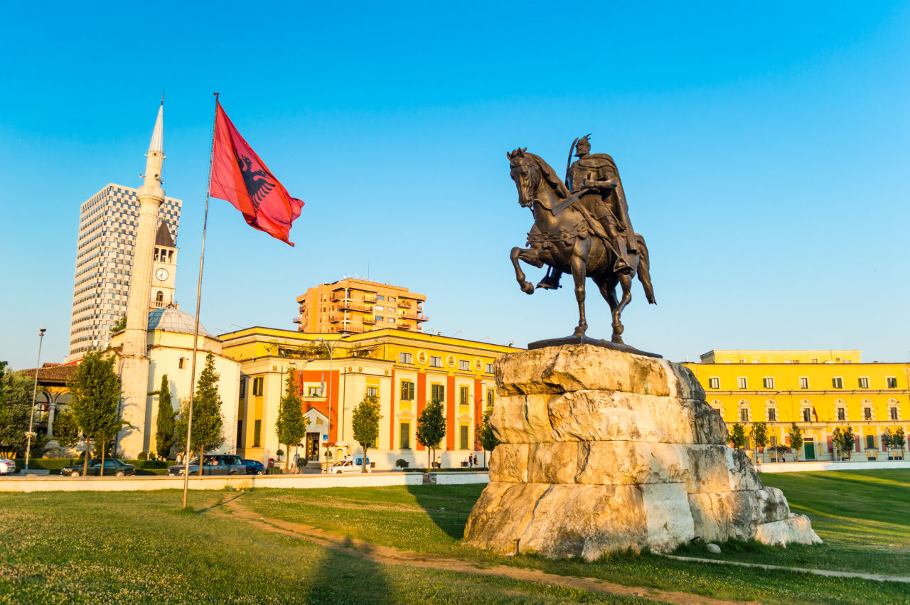 Skanderberg monument op het Skanderbergplein in Tirana, Albanië.