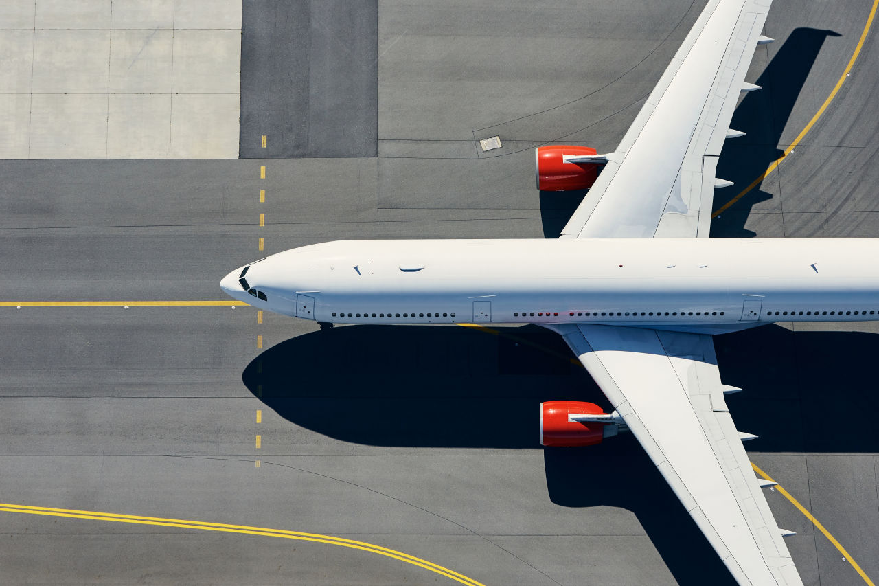 Ein Flugzeug auf dem Weg zur Startbahn