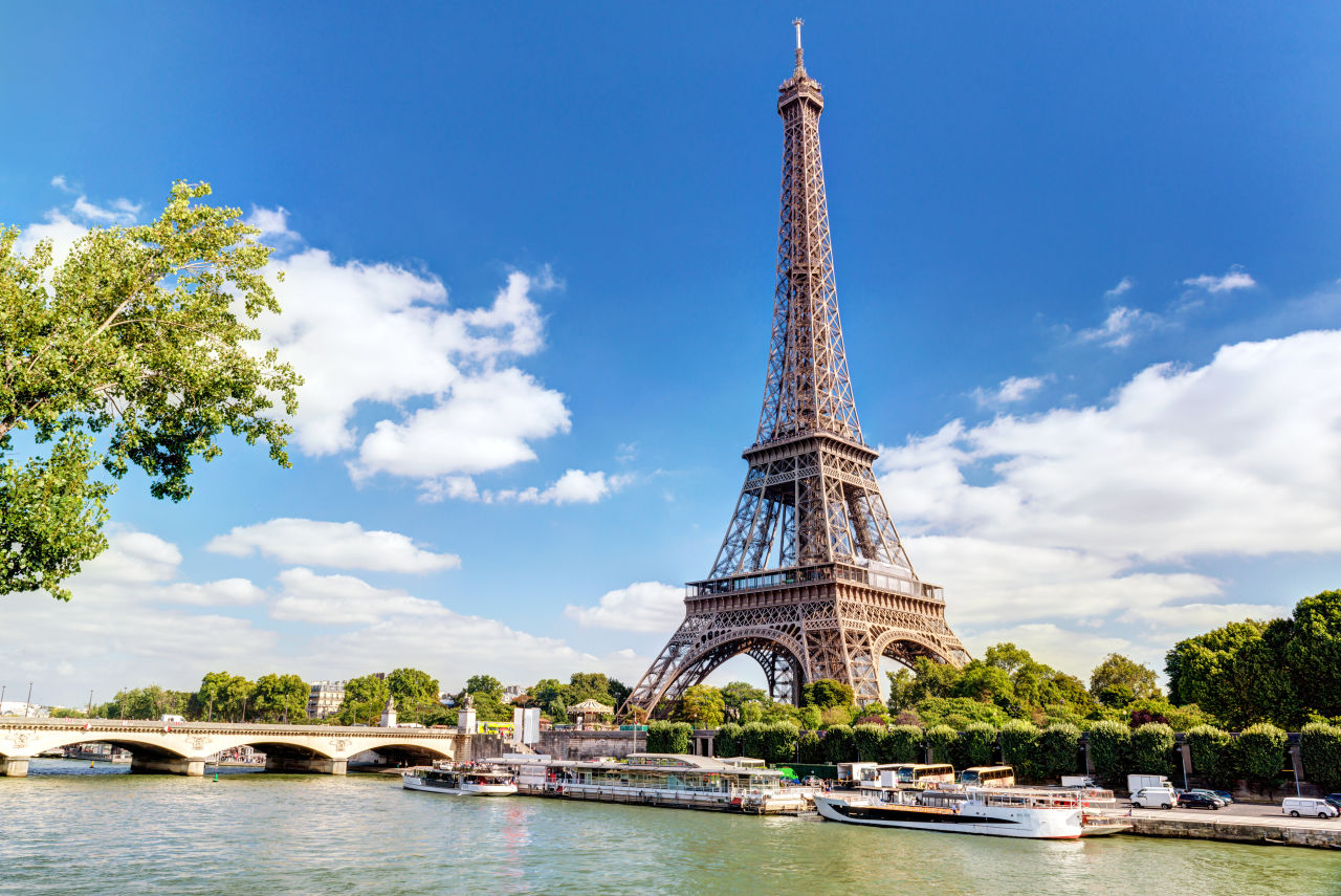 Bateaux-mouches à quai sur la Seine en contrebas de la Tour Eiffel, à Paris
