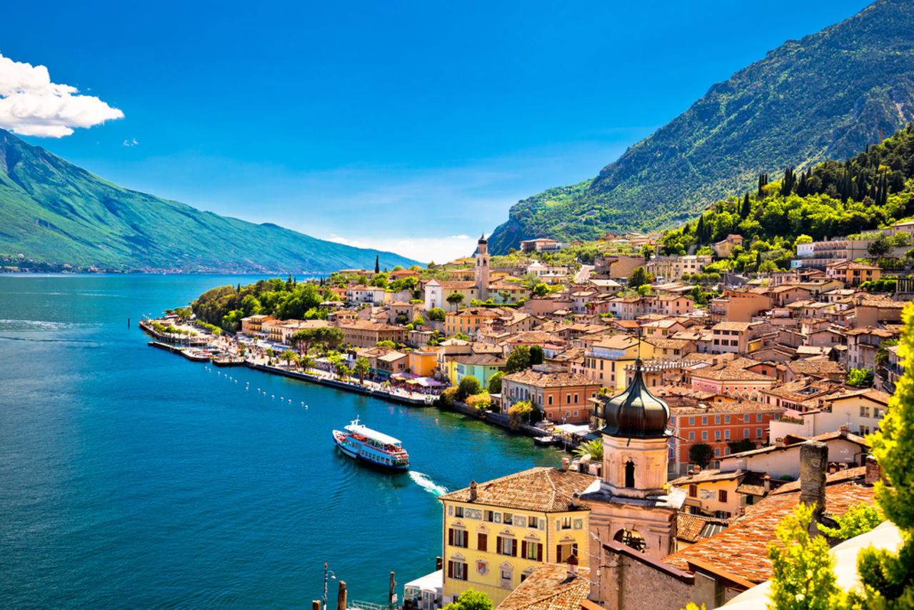 Blick auf den Gardasee mit Schiff bei Sonnenschein