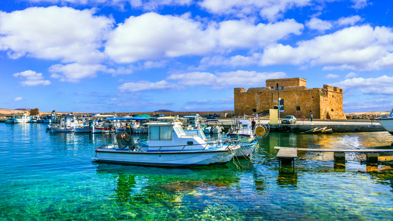 Vieux port de Kato Paphos - Vue sur le vieux port de Paphos, avec le fort en fond et des bateaux