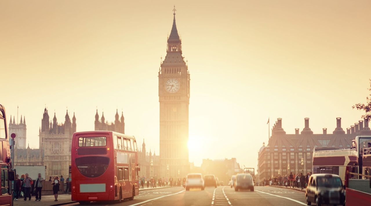 Straßenverkehr auf der Westminster Bridge mit Big Ben im Hintergrund
