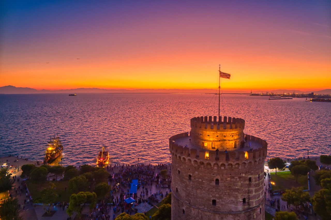 De bekende toren in Thessaloniki met uitzicht op de zee tijdens de zonsondergang.